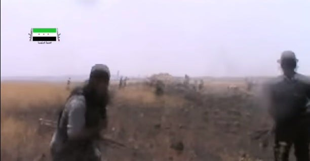 Άνδρες του Συριακού Στρατού προσποιούνται ότι παραδίδονται σε ισλαμιστές και την κατάλληλη στιγμή ανοίγουν πυρ (βίντεο)